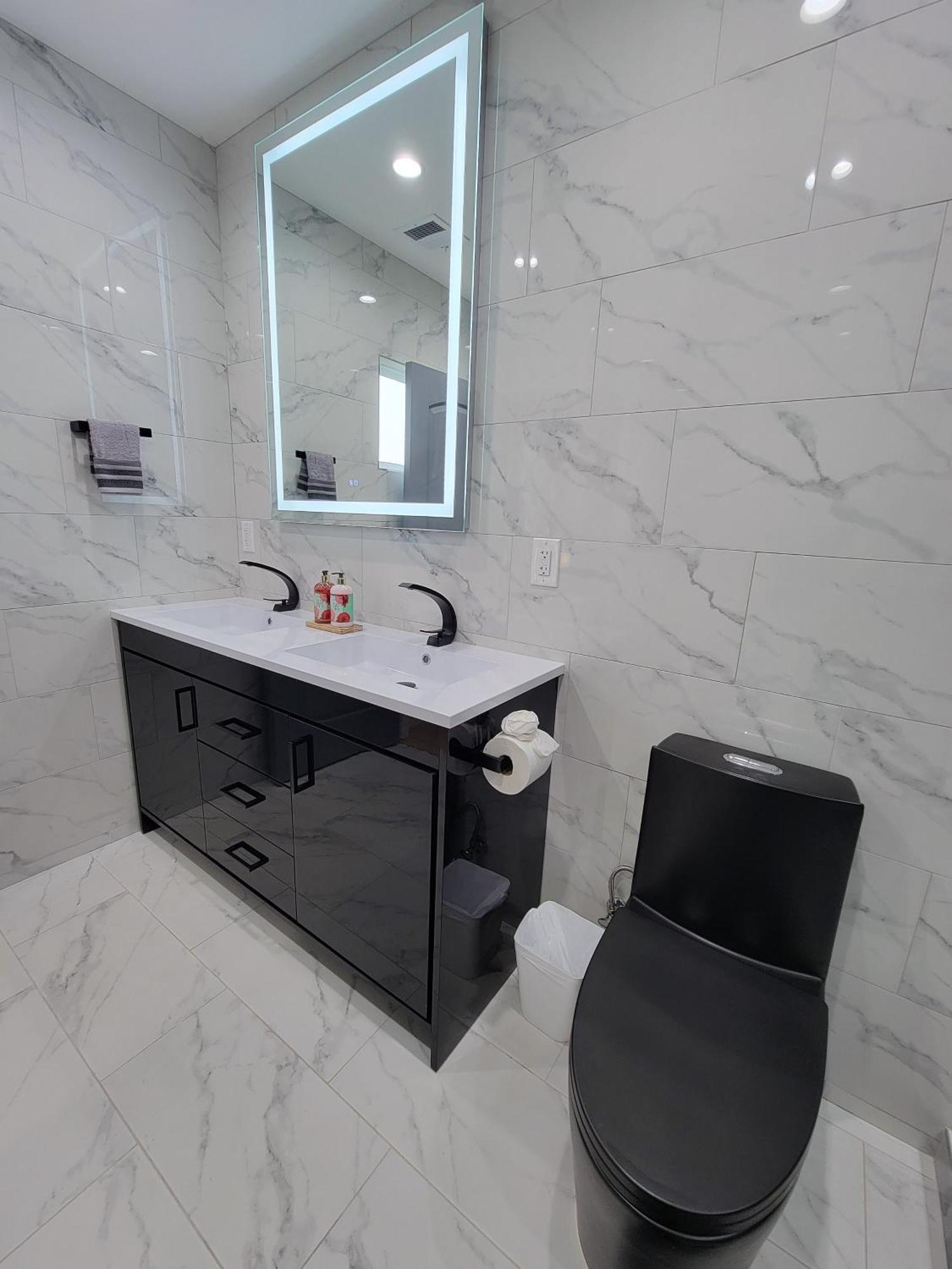 Modern Luxury 3 Bedroom Next To La Cienega Plaza With Parking, Wifi, Tv, Bbq 10 Minutes To Rodeo Drive Holiday home