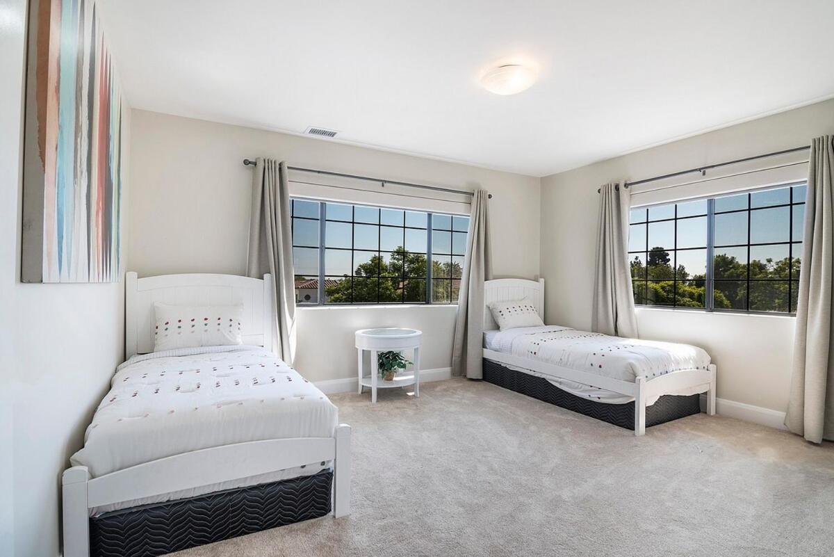 Villa Beautiful 6br Family 2-story With Large Backyard And Outdoor Kitchen Los Angeles