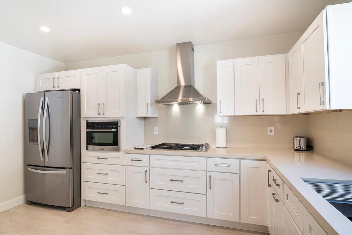 Beautiful 6br Family 2-story With Large Backyard And Outdoor Kitchen *