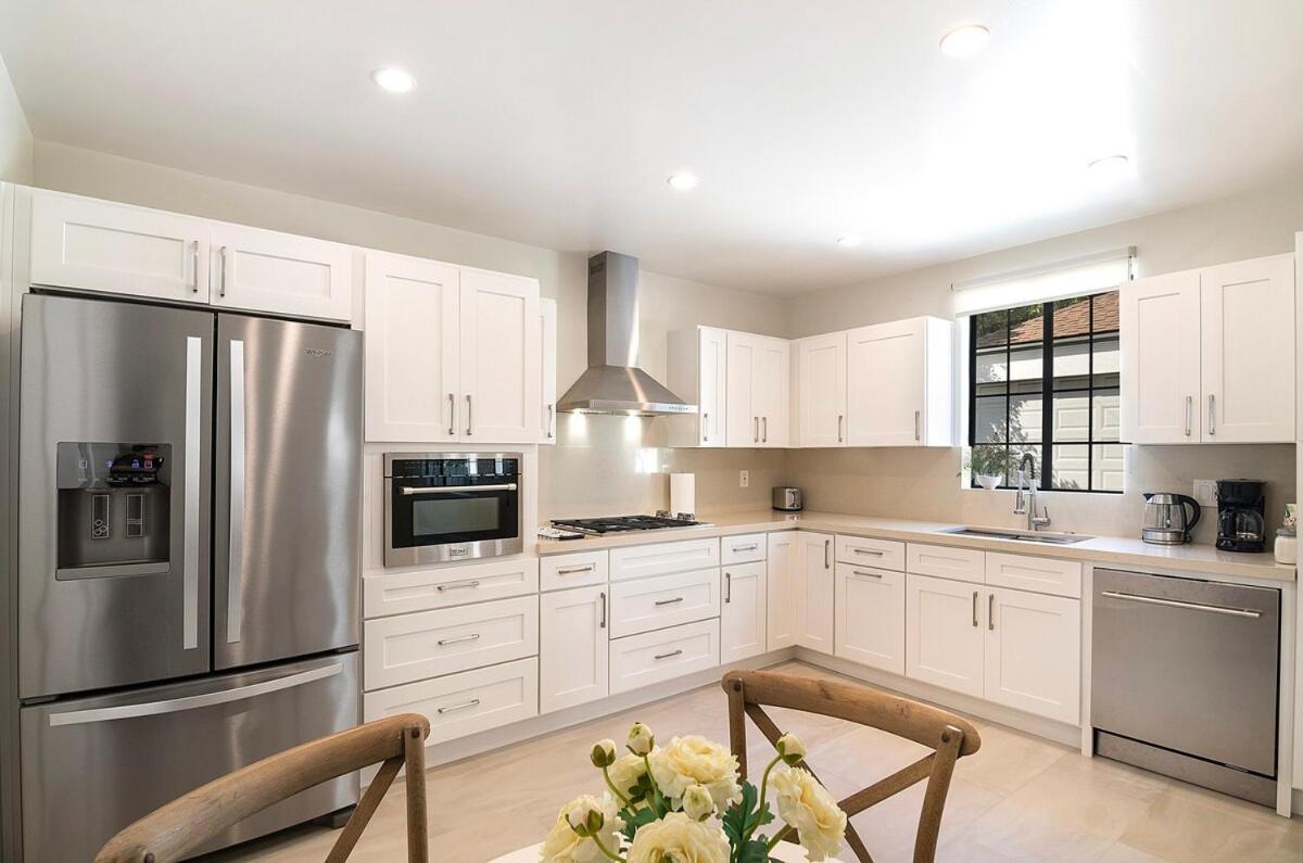 Beautiful 6br Family 2-story With Large Backyard And Outdoor Kitchen Los Angeles