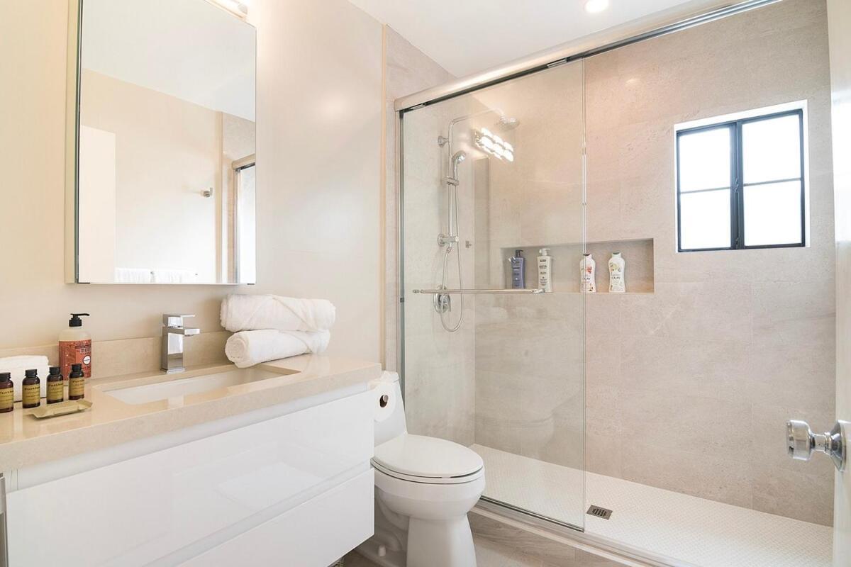 Beautiful 6br Family 2-story With Large Backyard And Outdoor Kitchen Villa