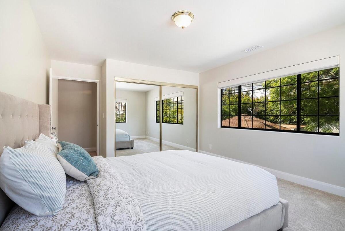 Beautiful 6br Family 2-story With Large Backyard And Outdoor Kitchen *
