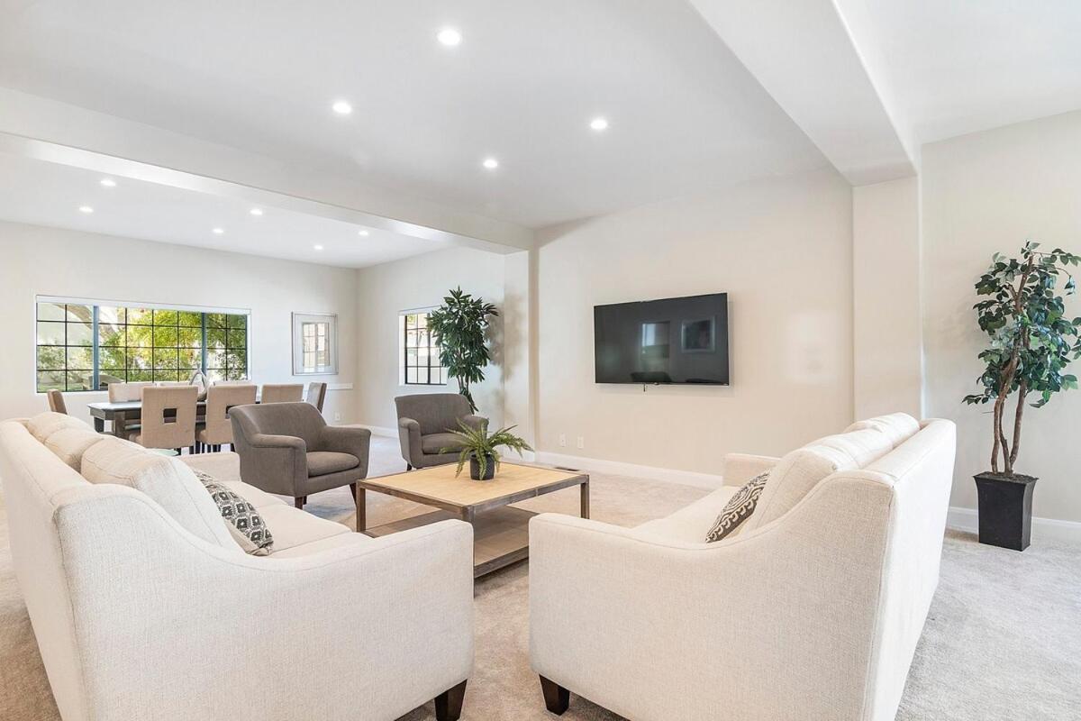 Beautiful 6br Family 2-story With Large Backyard And Outdoor Kitchen Villa *