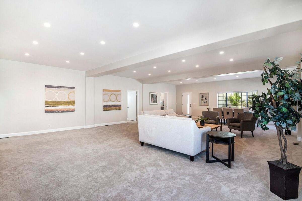 Villa Beautiful 6br Family 2-story With Large Backyard And Outdoor Kitchen Los Angeles