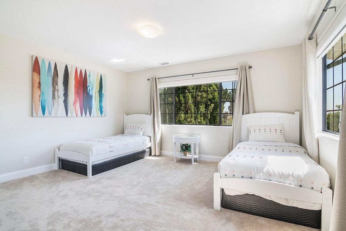 Beautiful 6br Family 2-story With Large Backyard And Outdoor Kitchen Los Angeles