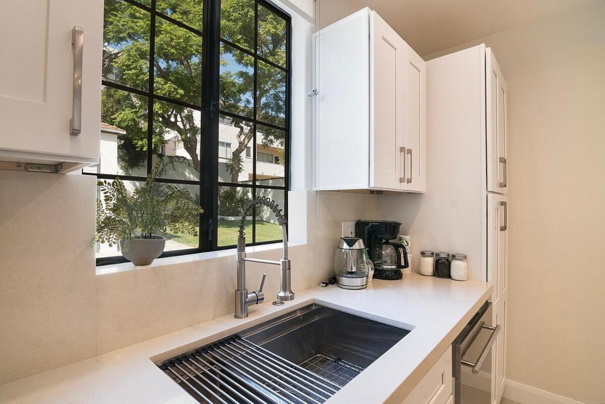 Beautiful 6br Family 2-story With Large Backyard And Outdoor Kitchen * Los Angeles