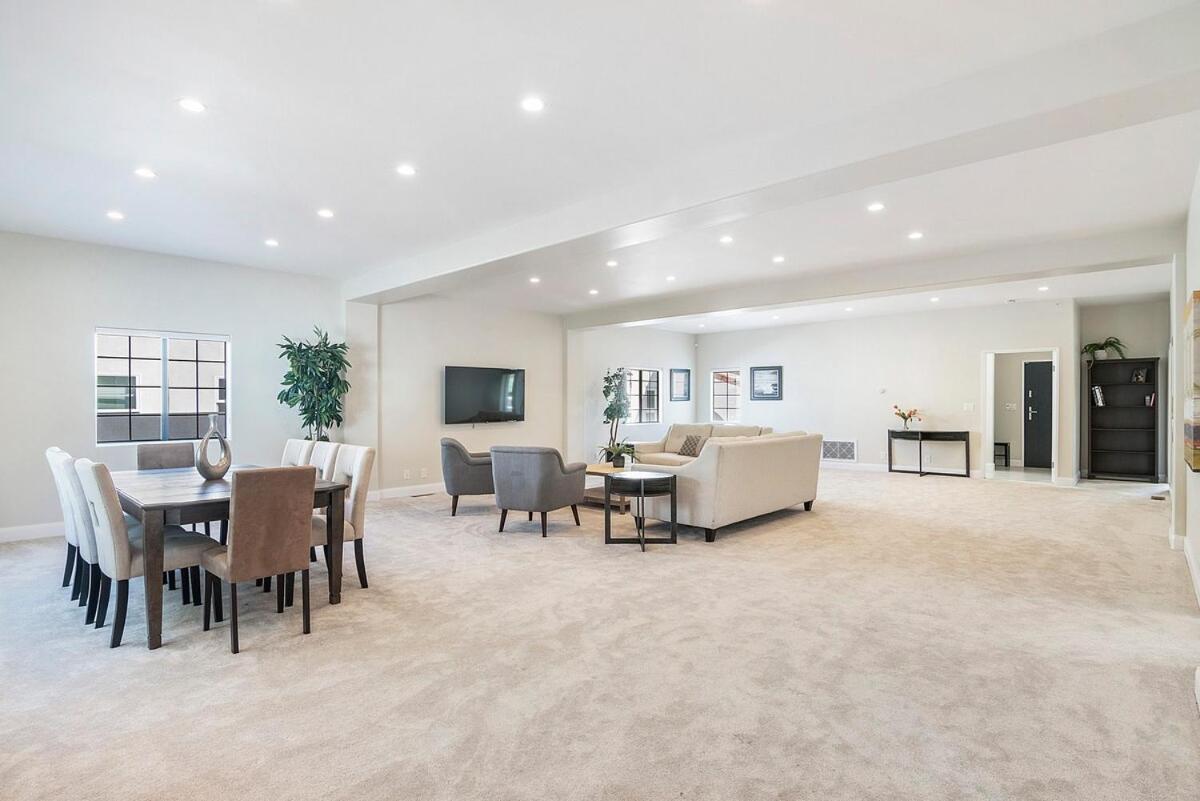Beautiful 6br Family 2-story With Large Backyard And Outdoor Kitchen Los Angeles
