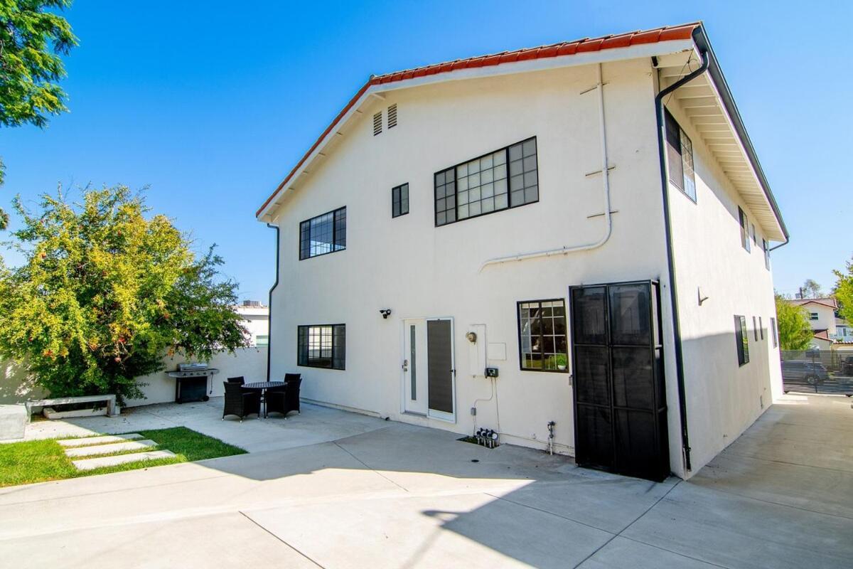 Beautiful 6br Family 2-story With Large Backyard And Outdoor Kitchen