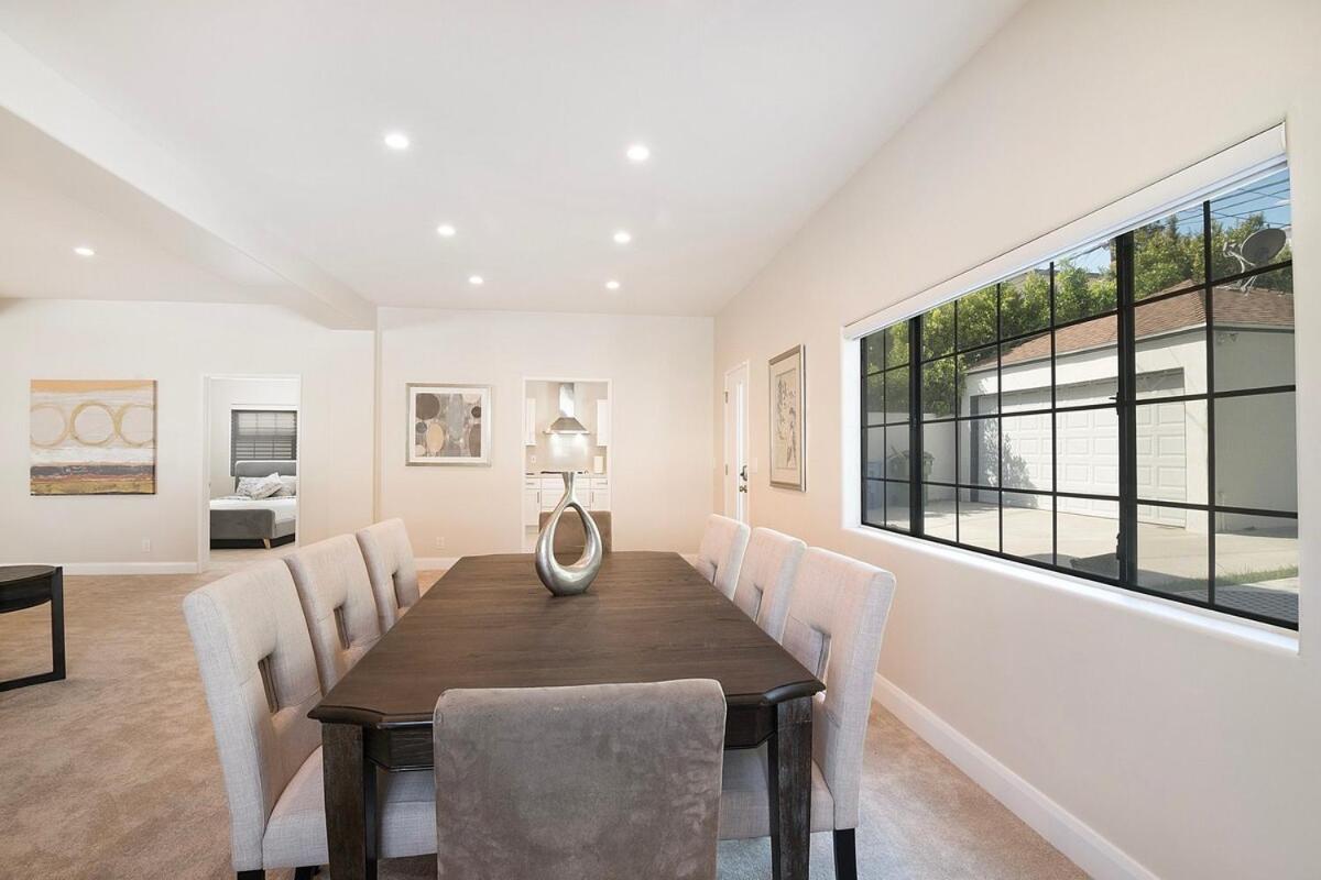 Beautiful 6br Family 2-story With Large Backyard And Outdoor Kitchen