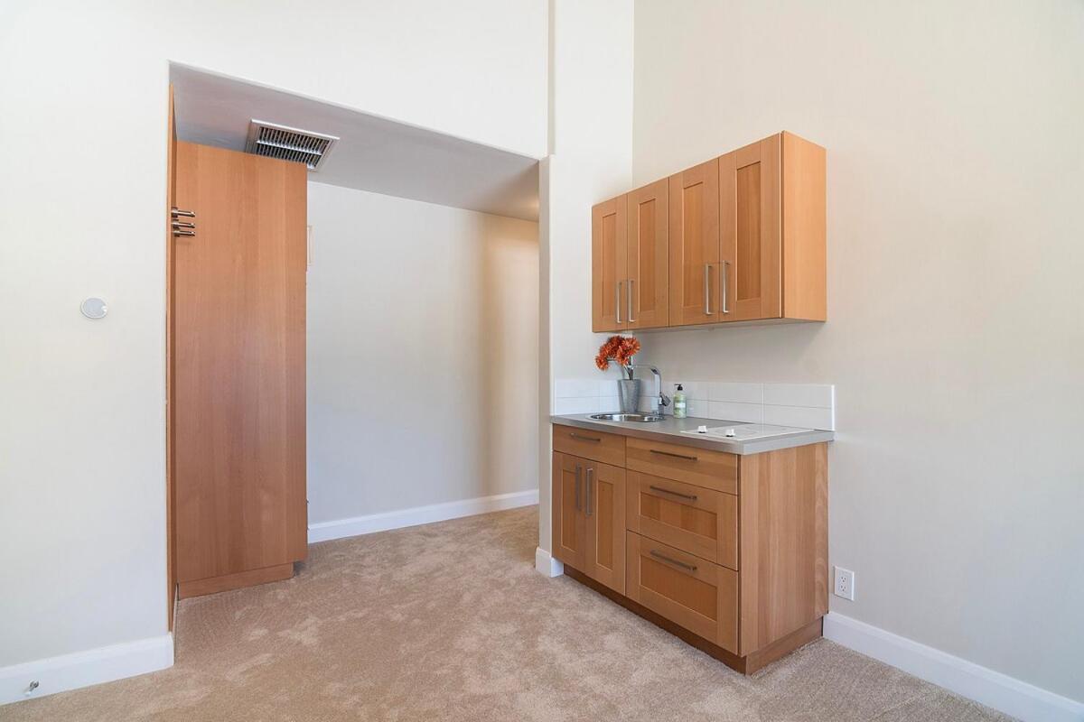 Beautiful 6br Family 2-story With Large Backyard And Outdoor Kitchen *