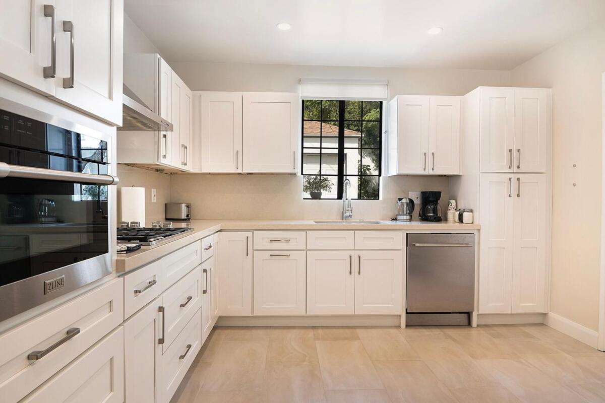 Beautiful 6br Family 2-story With Large Backyard And Outdoor Kitchen Los Angeles