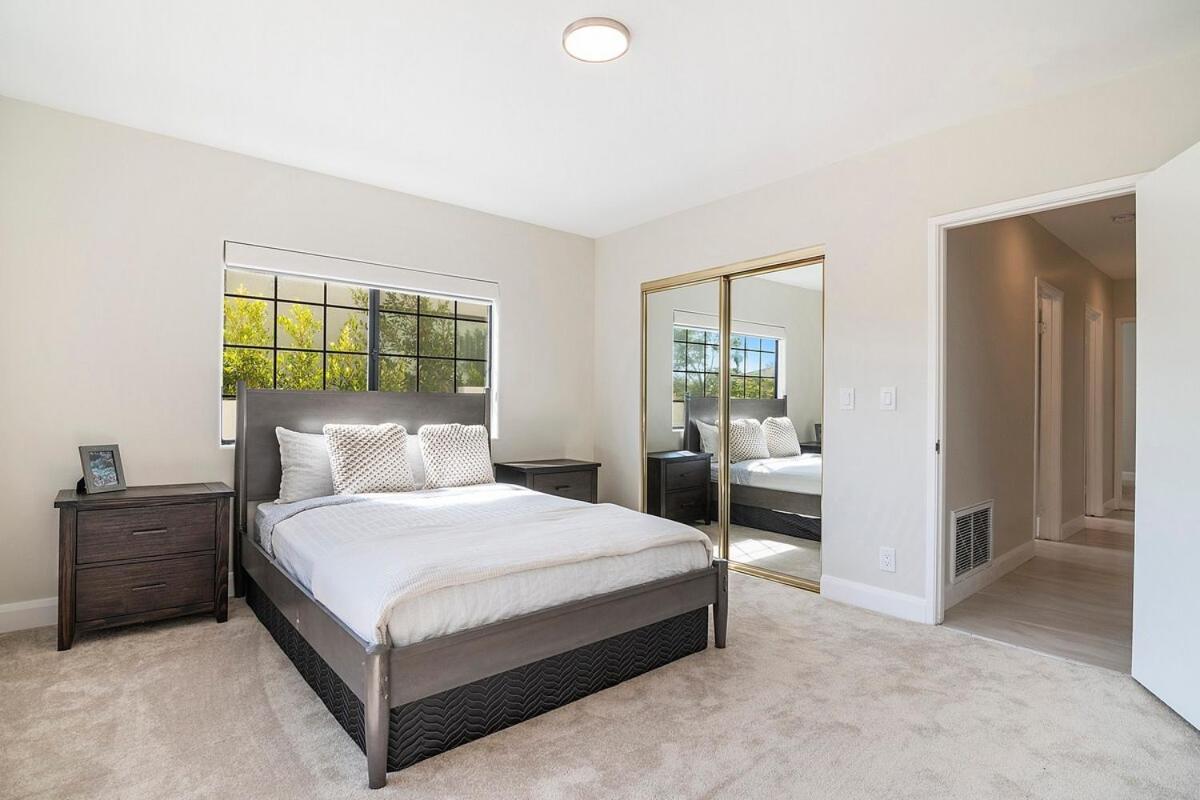 Beautiful 6br Family 2-story With Large Backyard And Outdoor Kitchen * Los Angeles