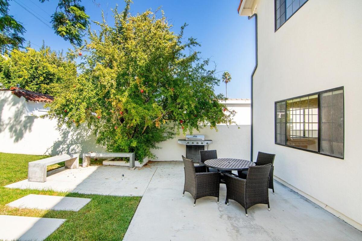 Beautiful 6br Family 2-story With Large Backyard And Outdoor Kitchen Villa Los Angeles