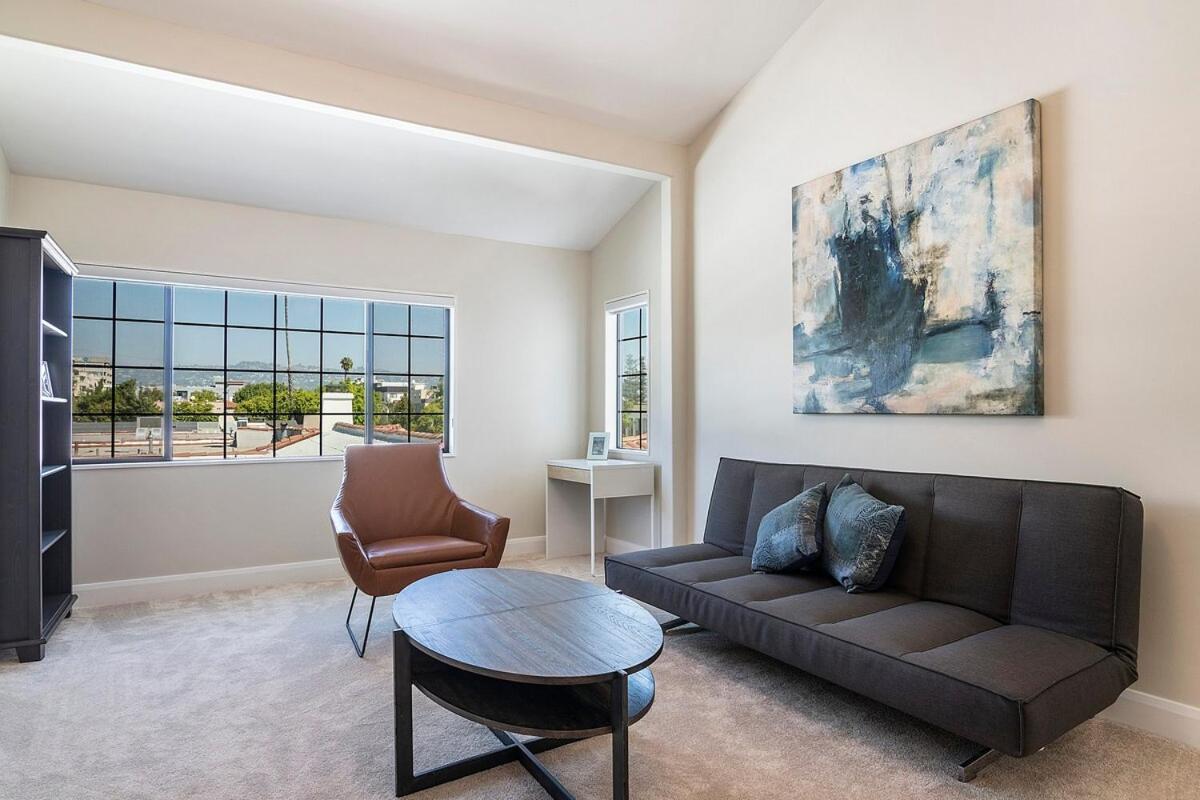 Beautiful 6br Family 2-story With Large Backyard And Outdoor Kitchen
