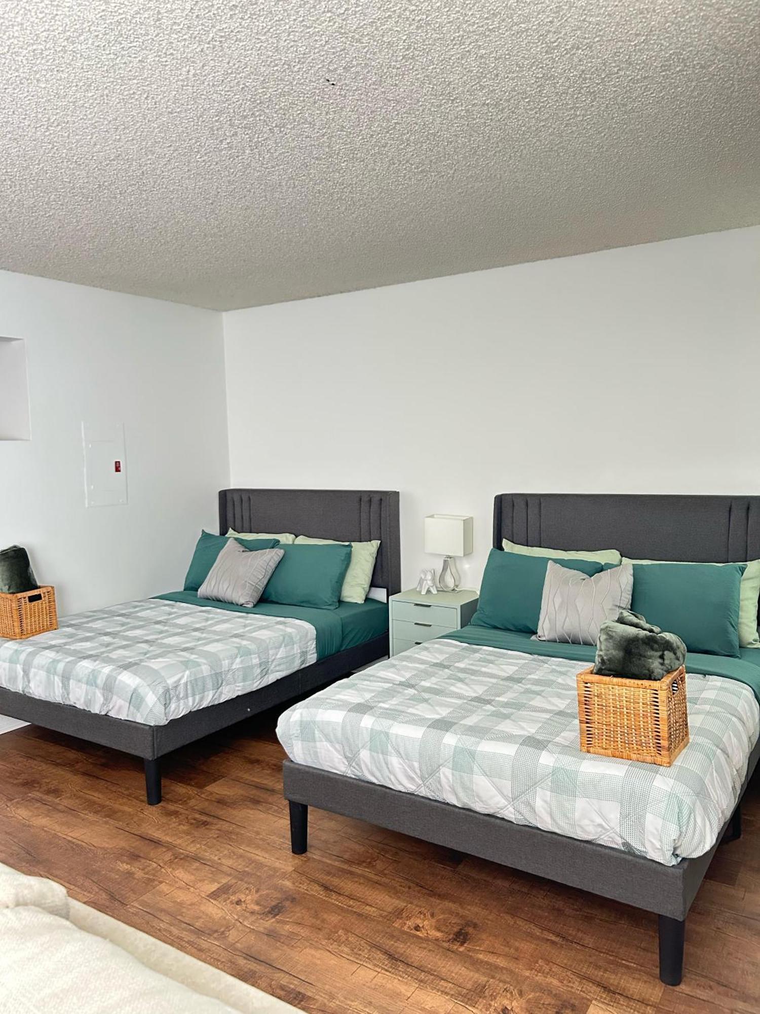 Hollywood Blvd Apartment *