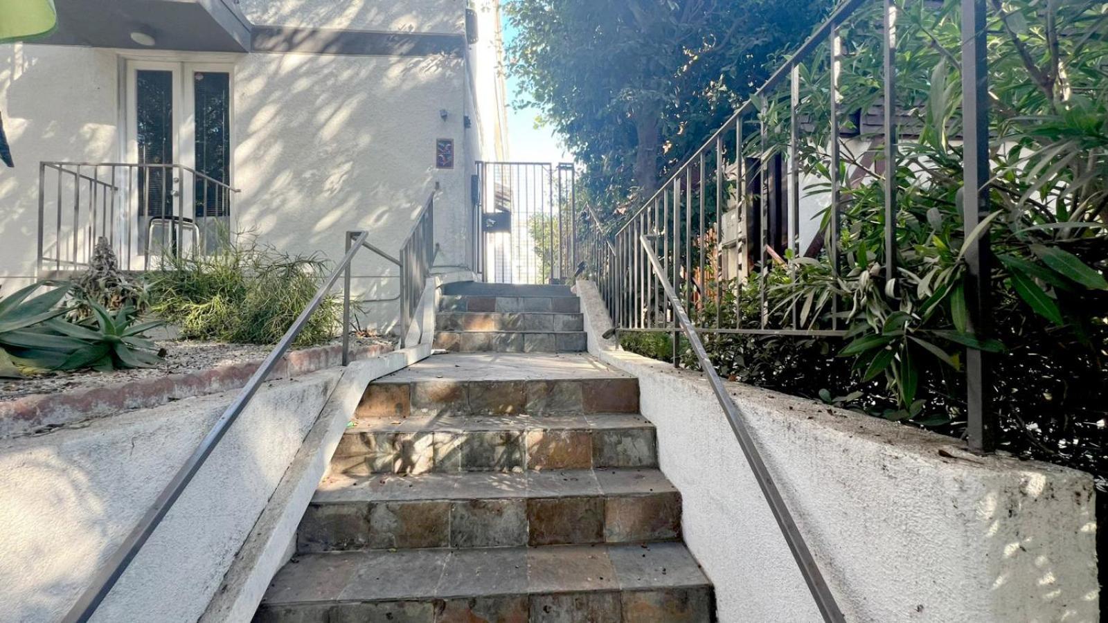 Seaside Escape Steps From Santa Monica *