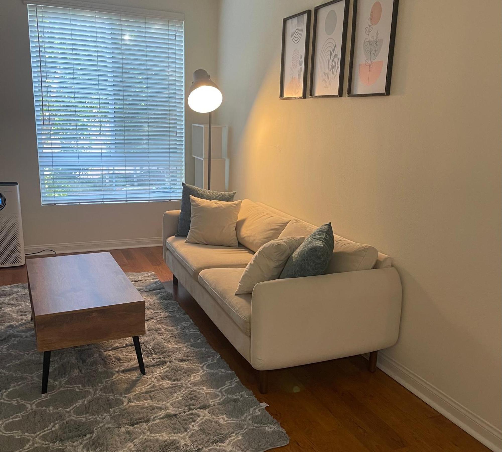 In La - 1br With Free Parking, Laundry, Pool *