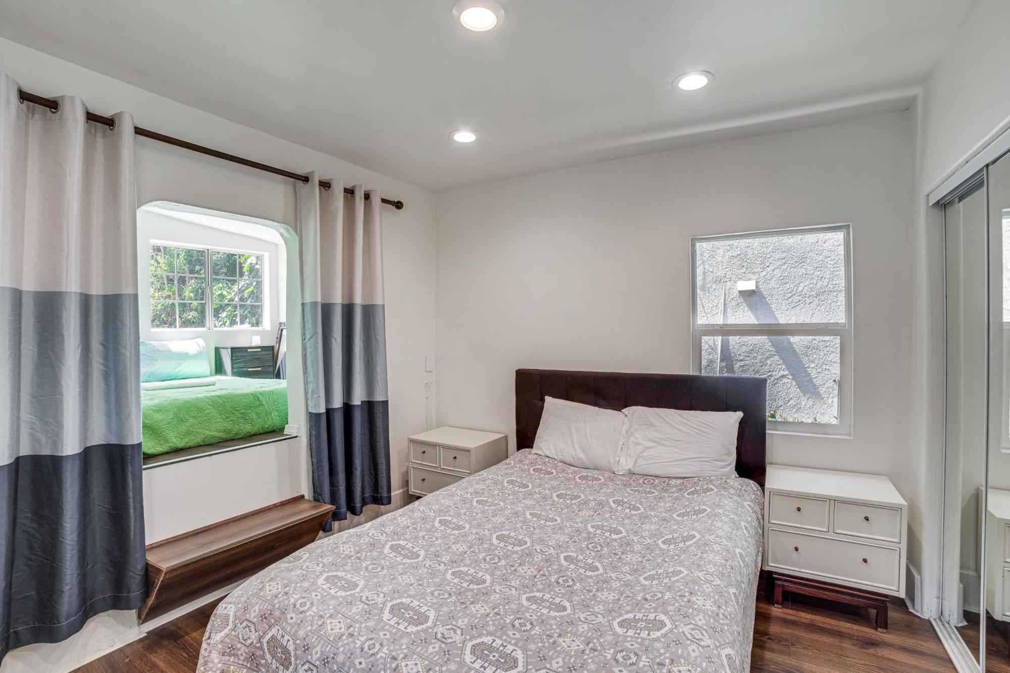 Convenient Angeles Retreat About 1 Mi To Downtown!