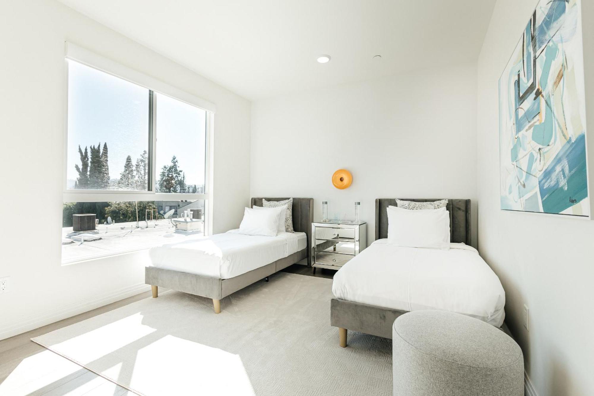 3bd 2ba Vest Village Apartment Los Angeles
