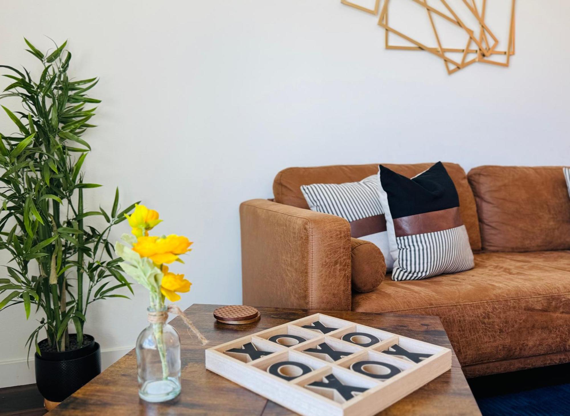Spacious, Modern 1bd Hollywood Free Parking, Pool, Wifi, Private Balcony Los Angeles