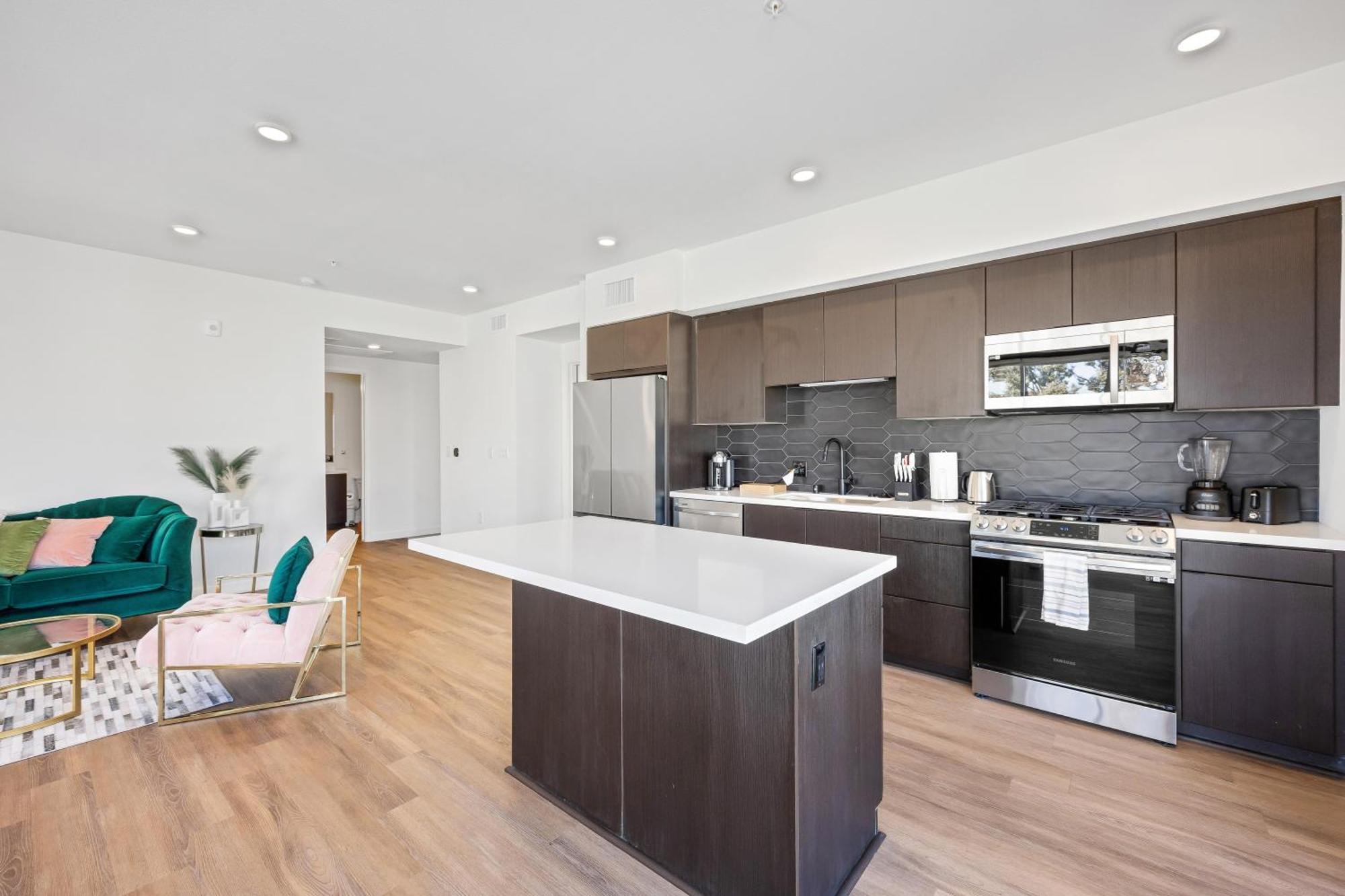 One Lux Hollywood View La Apartment