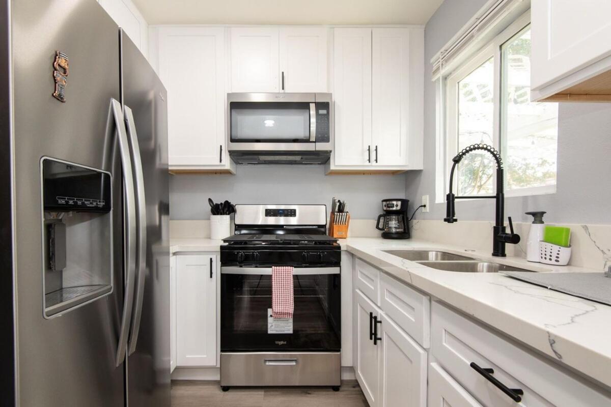Charming 3br With Complimentary Parking Onsite Apartment *