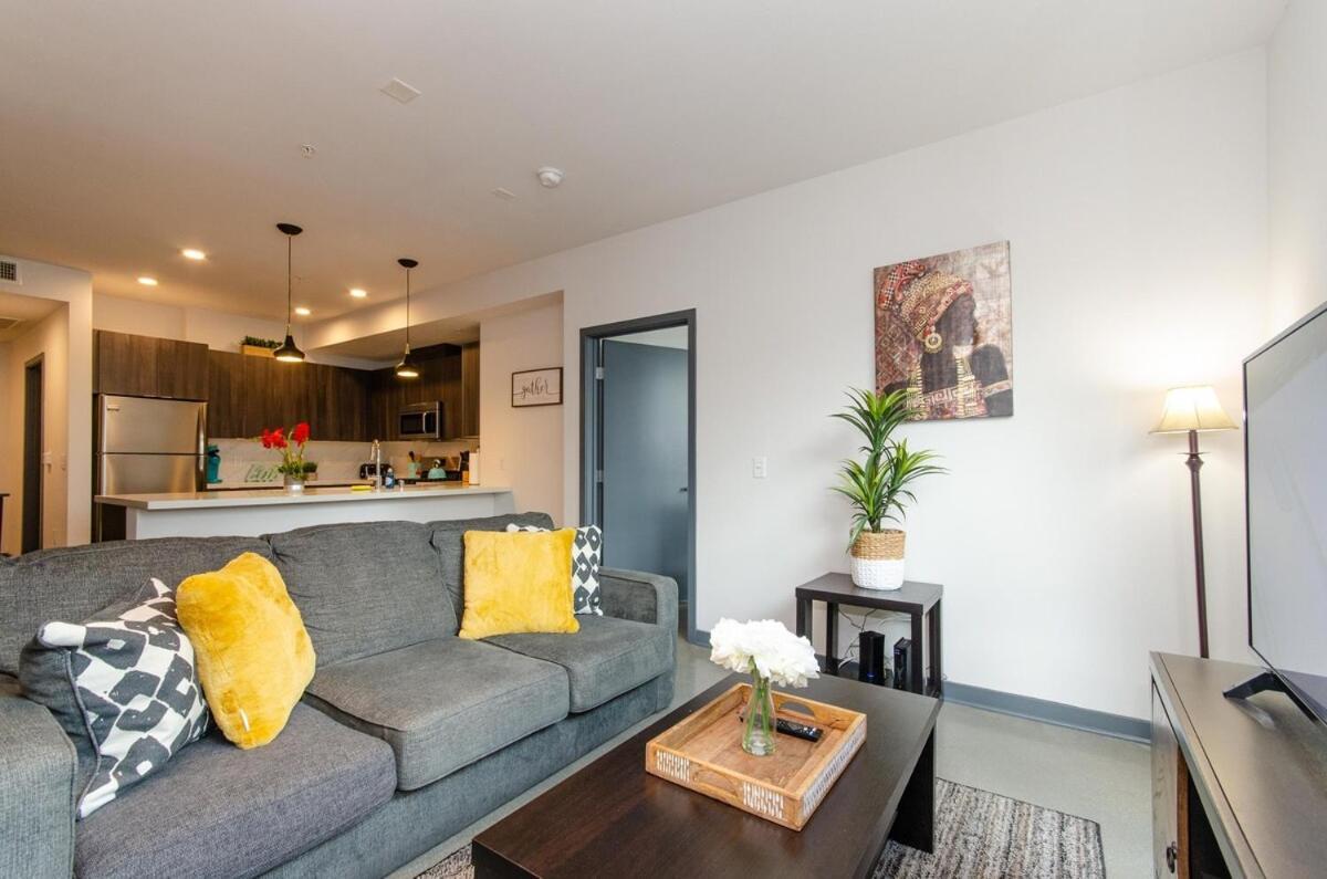 Lovely 3br With Balcony And Rooftop Pool Views Los Angeles