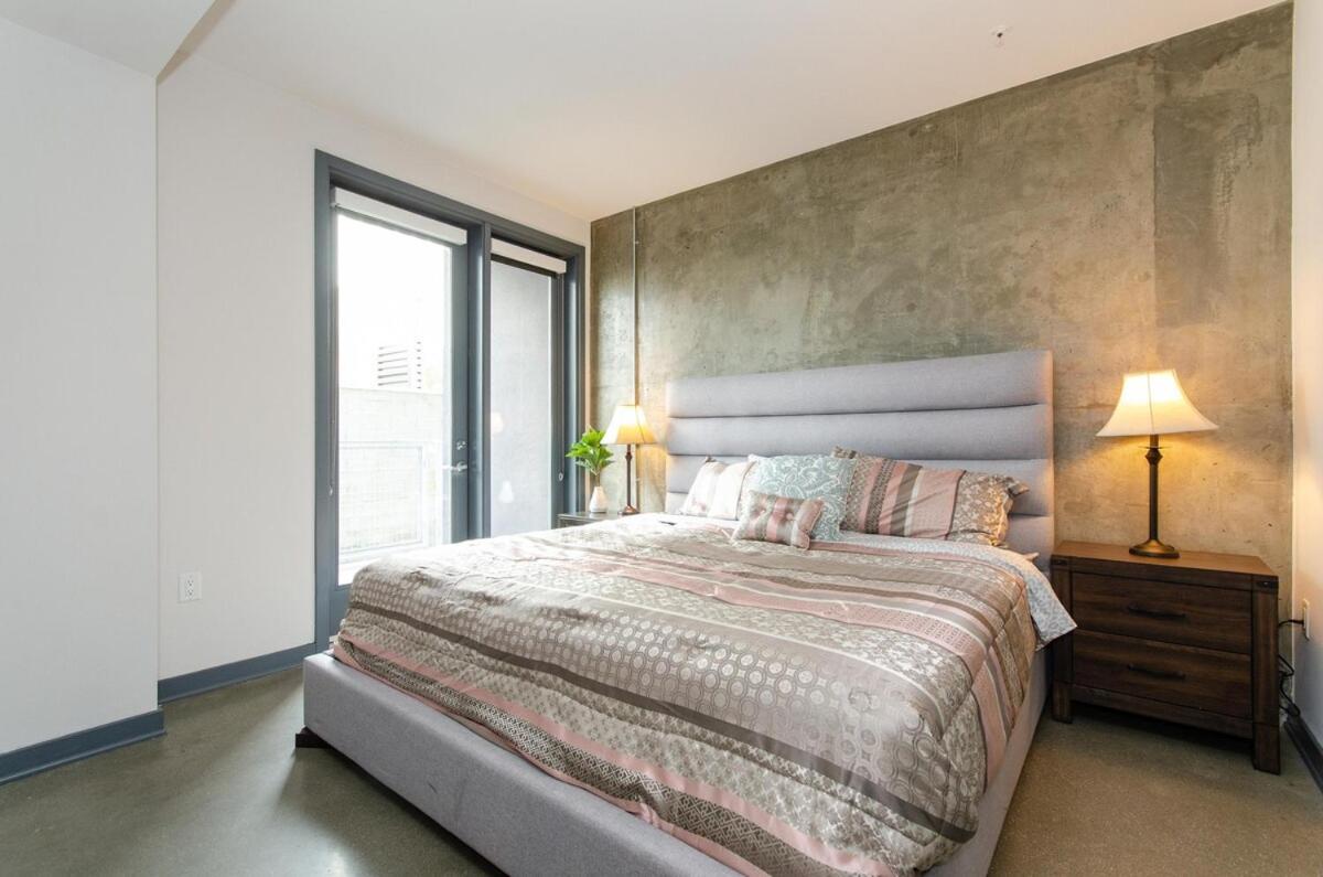 Lovely 3br With Balcony And Rooftop Pool Views Los Angeles