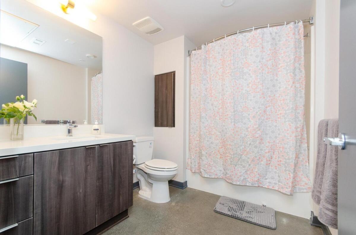 Lovely 3br With Balcony And Rooftop Pool Views Apartment *