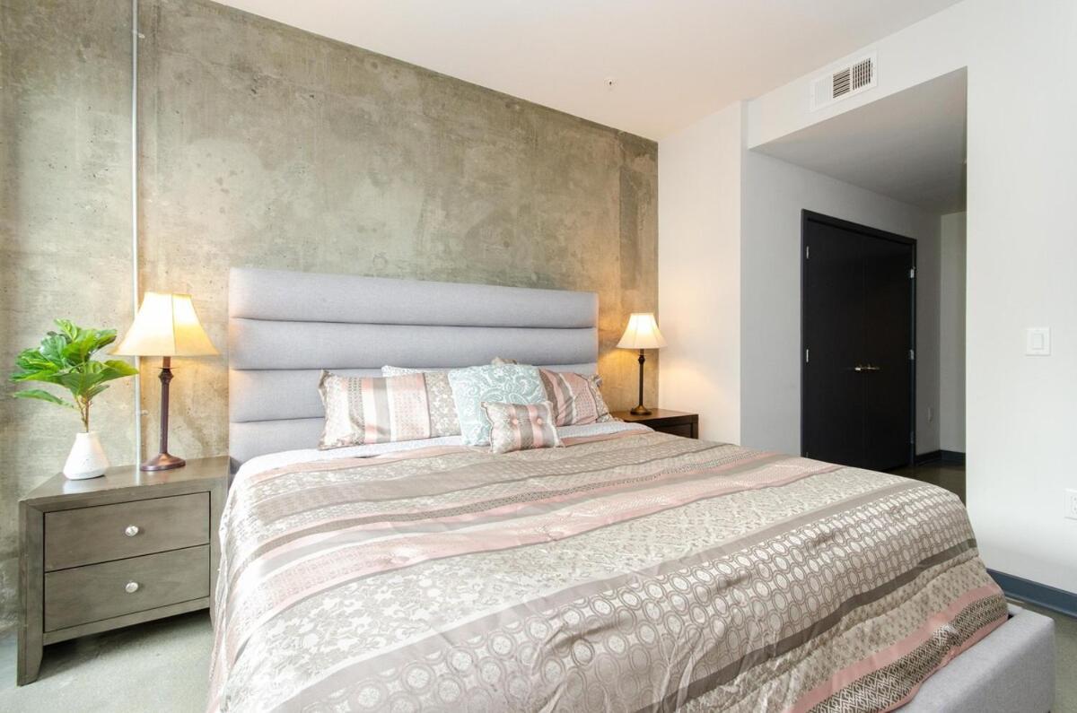 Lovely 3br With Balcony And Rooftop Pool Views Apartment Los Angeles