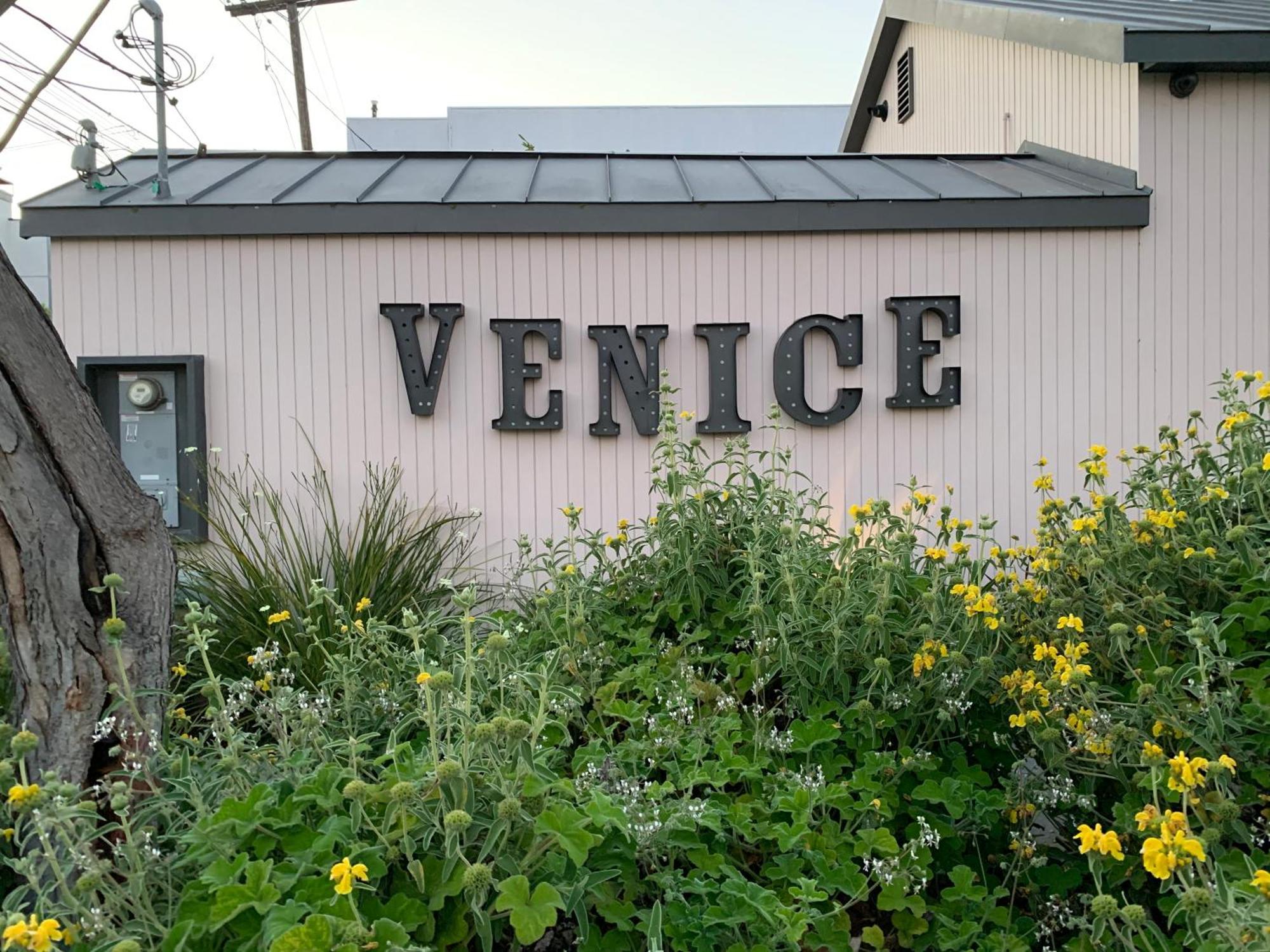 Chic Venice Steps From The Canals & Casa de férias