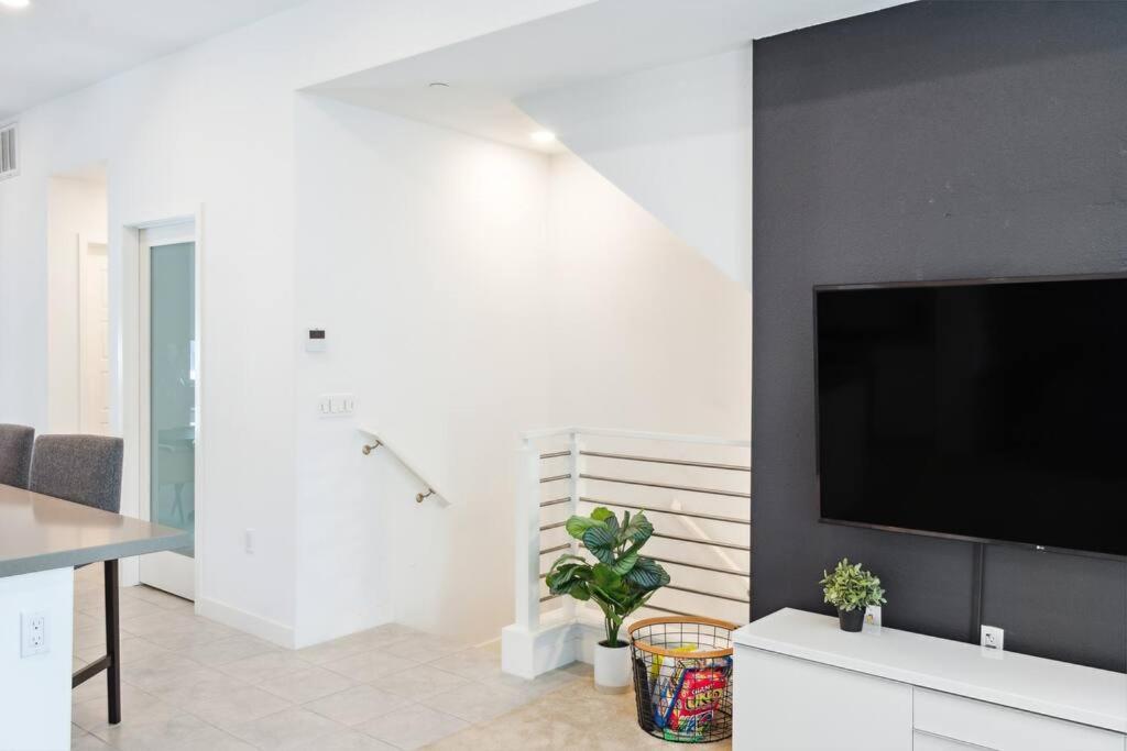 Bright, Modern, - Theater Room, Sleeps 9 Pousada