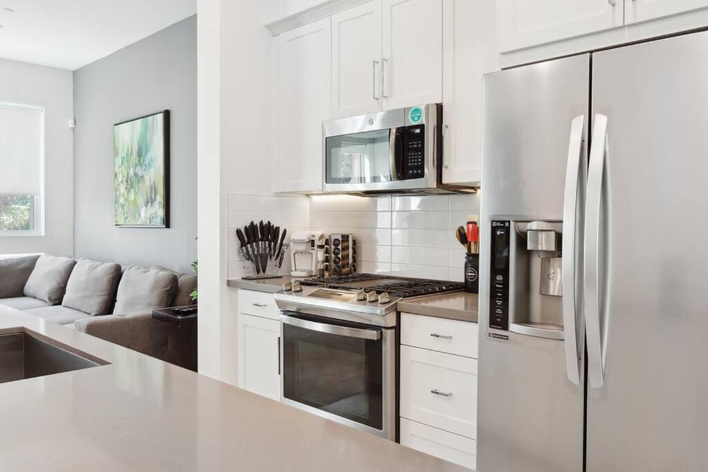 Bright, Modern, - Theater Room, Sleeps 9 *