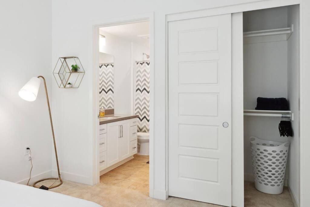 Bright, Modern, - Theater Room, Sleeps 9 Pousada