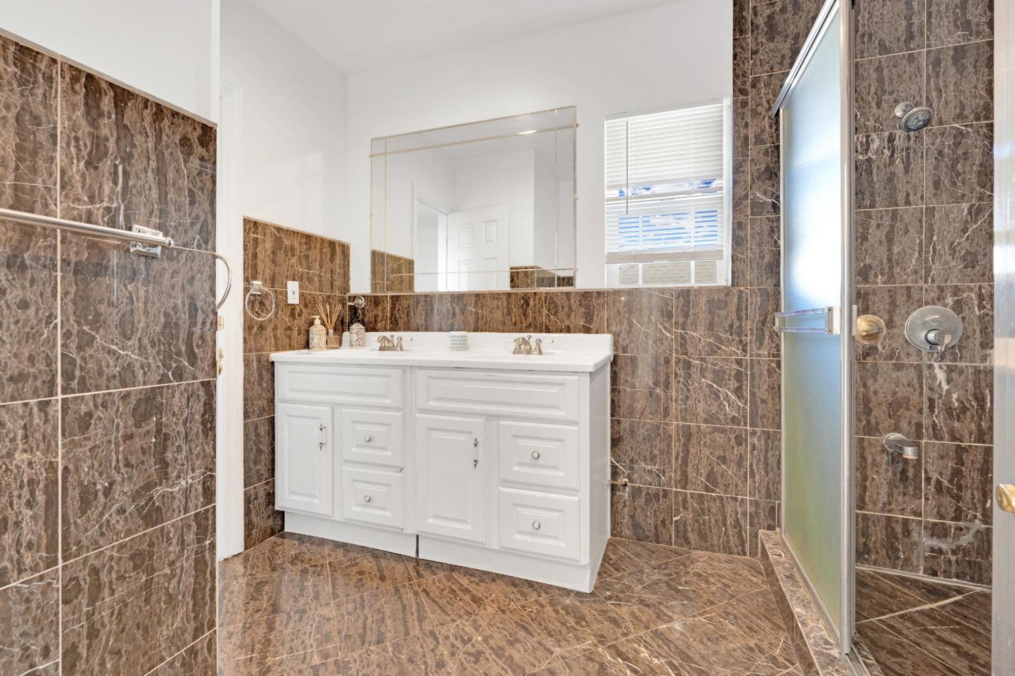 Luxury 3 Bed 3 Bath With View 5 Mins To Rodeo Drive Prime Location Wifi Parking Private Balcony Apartment Los Angeles