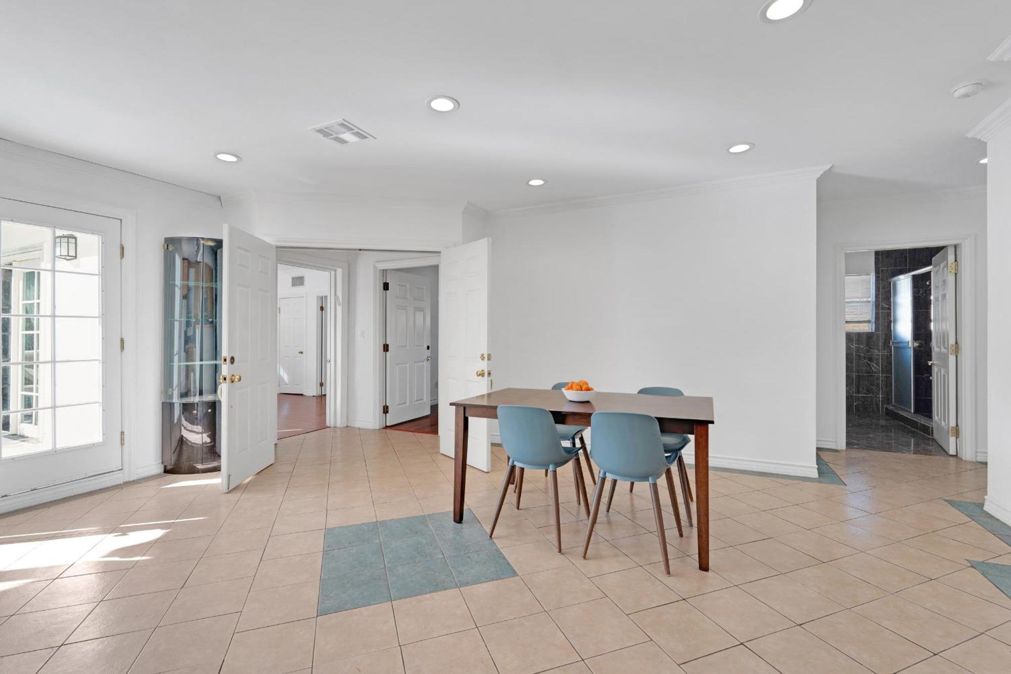 Luxury 3 Bed 3 Bath With View 5 Mins To Rodeo Drive Prime Location Wifi Parking Private Balcony Apartment *