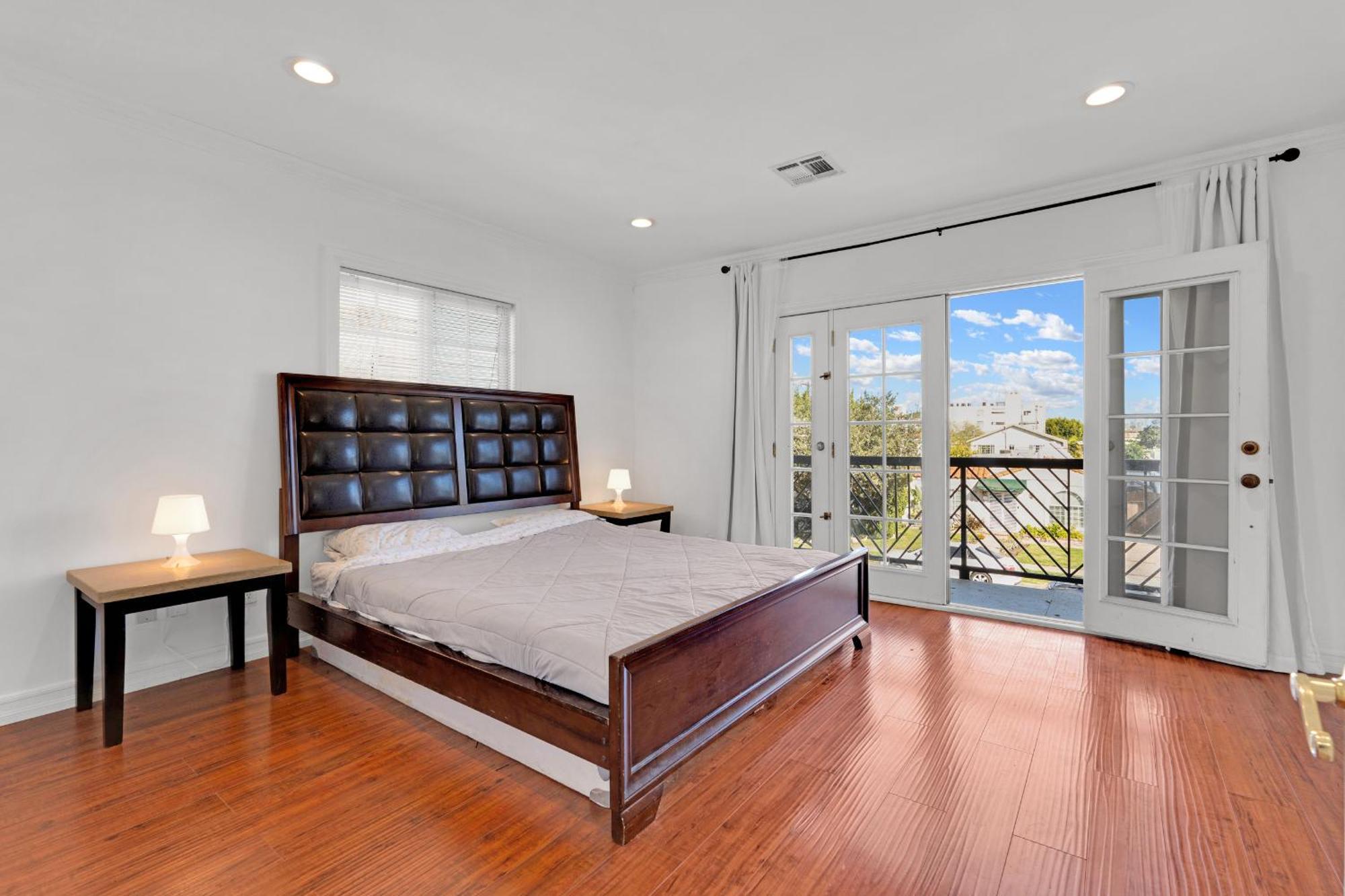 Apartment Luxury 3 Bed 3 Bath With View 5 Mins To Rodeo Drive Prime Location Wifi Parking Private Balcony Los Angeles