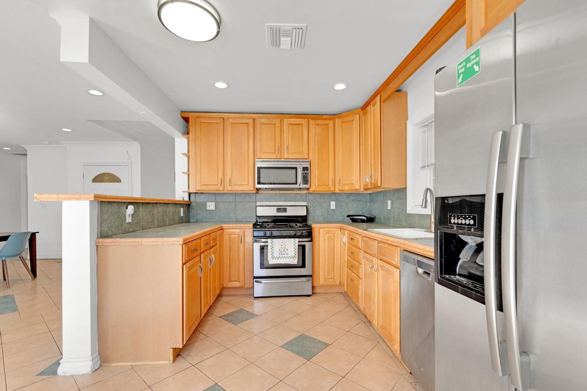 Luxury 3 Bed 3 Bath With View 5 Mins To Rodeo Drive Prime Location Wifi Parking Private Balcony Apartment Los Angeles