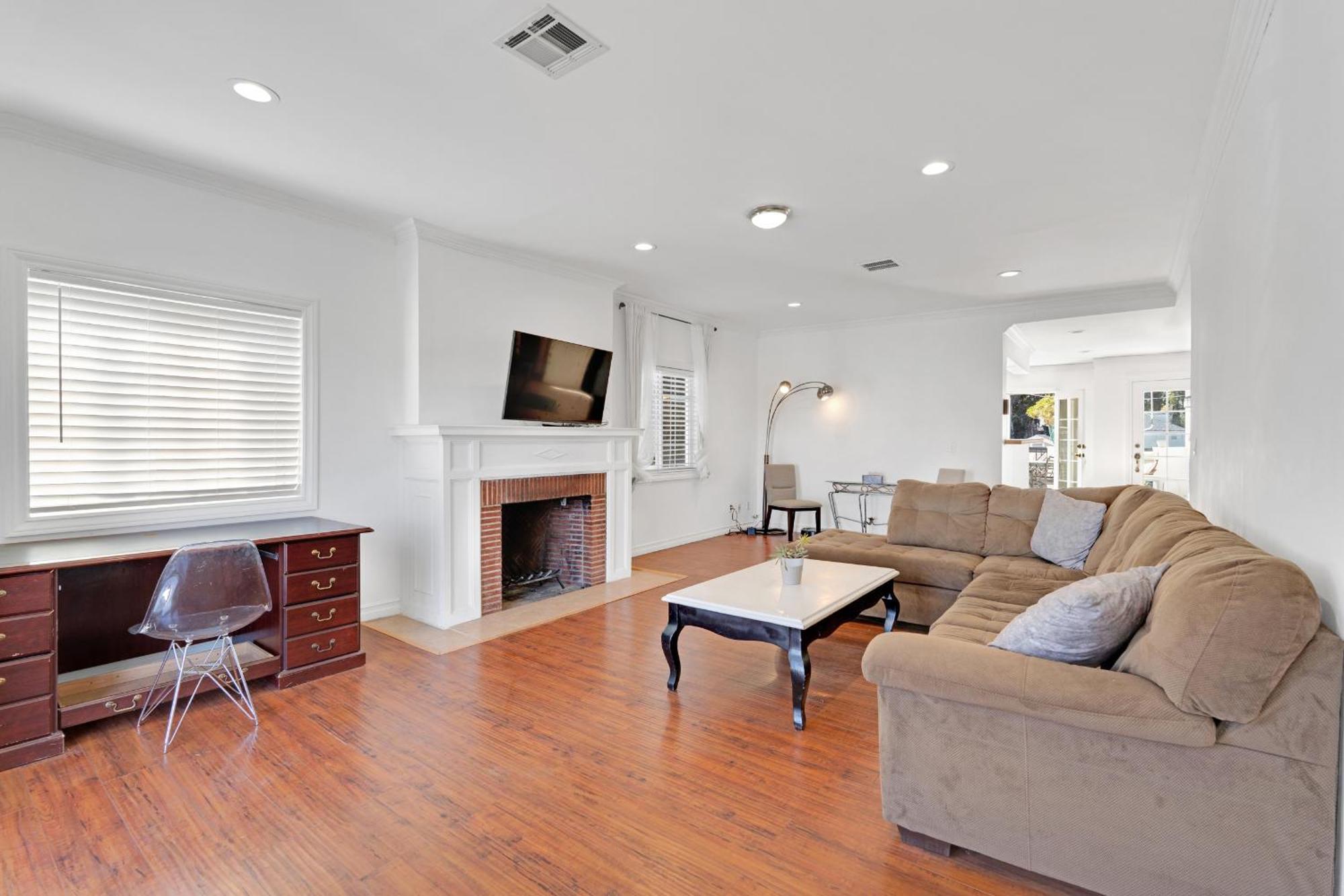 Luxury 3 Bed 3 Bath With View 5 Mins To Rodeo Drive Prime Location Wifi Parking Private Balcony *