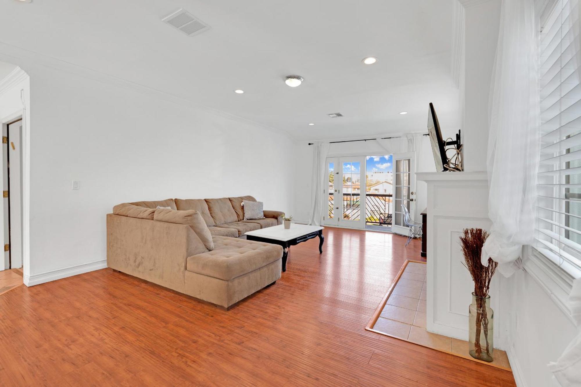 Luxury 3 Bed 3 Bath With View 5 Mins To Rodeo Drive Prime Location Wifi Parking Private Balcony Apartment