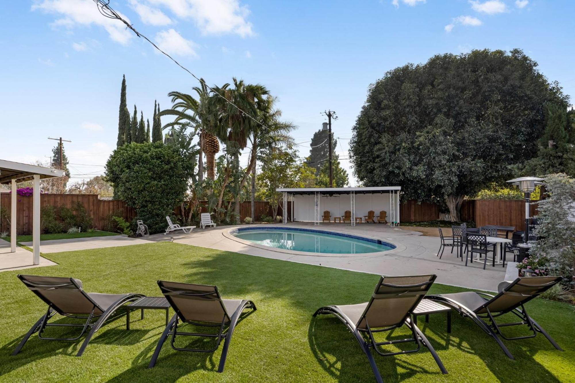 Ultimate Valley Lounge & Swim 2 Holiday home Los Angeles