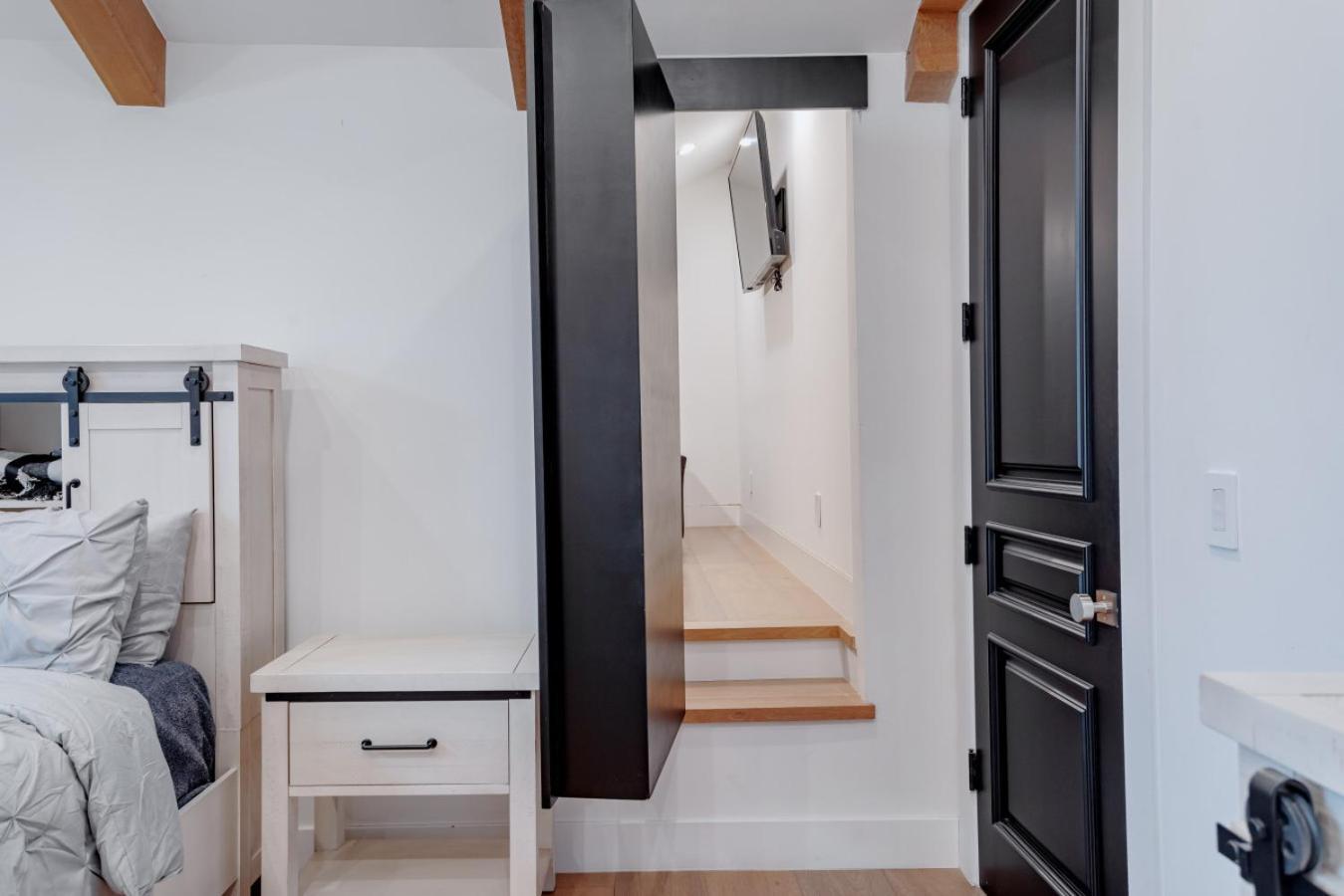 Contemporary Elegance Sleeps 16 Pool Hot Tub Holiday home Los Angeles