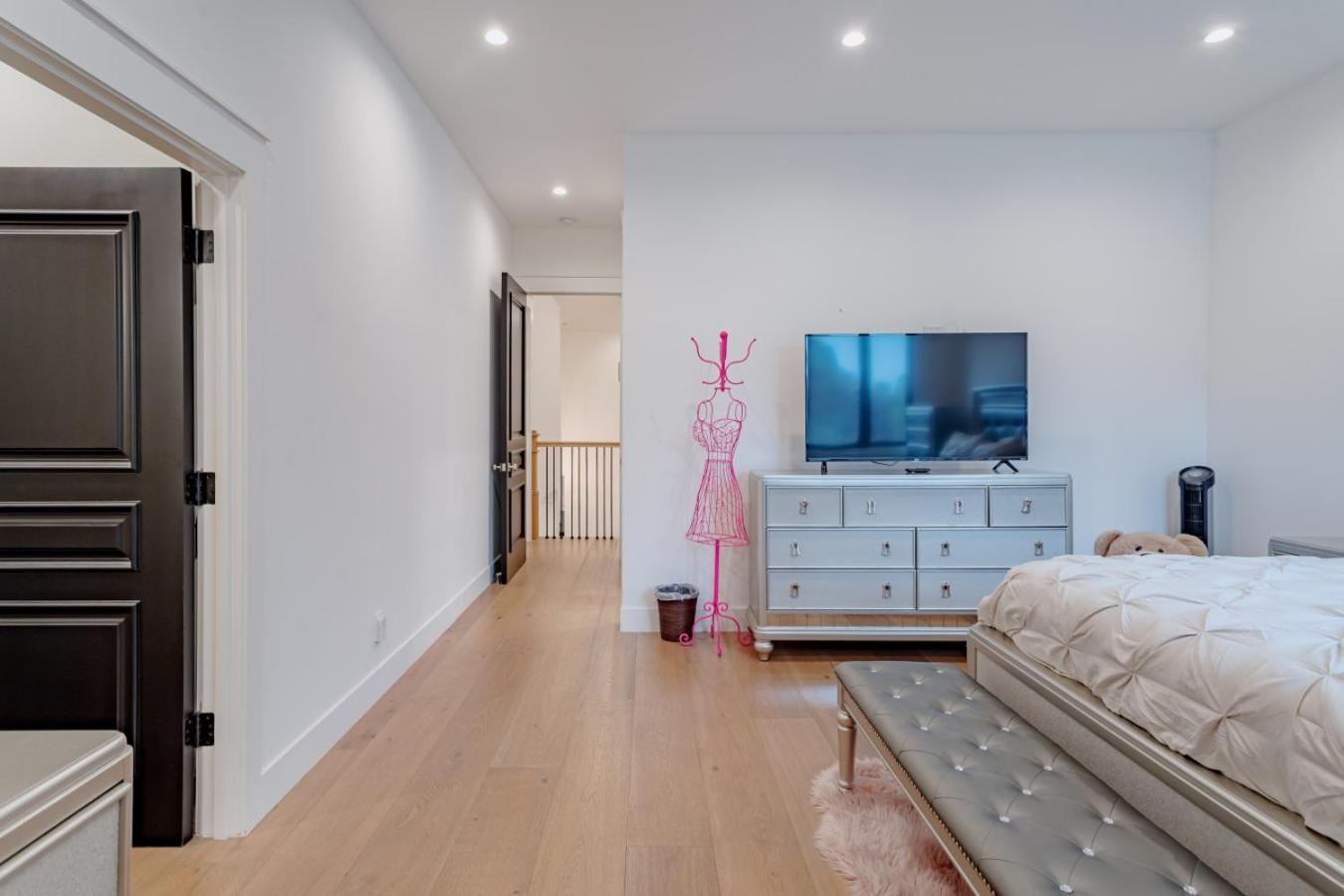 Contemporary Elegance Sleeps 16 Pool Hot Tub Holiday home *
