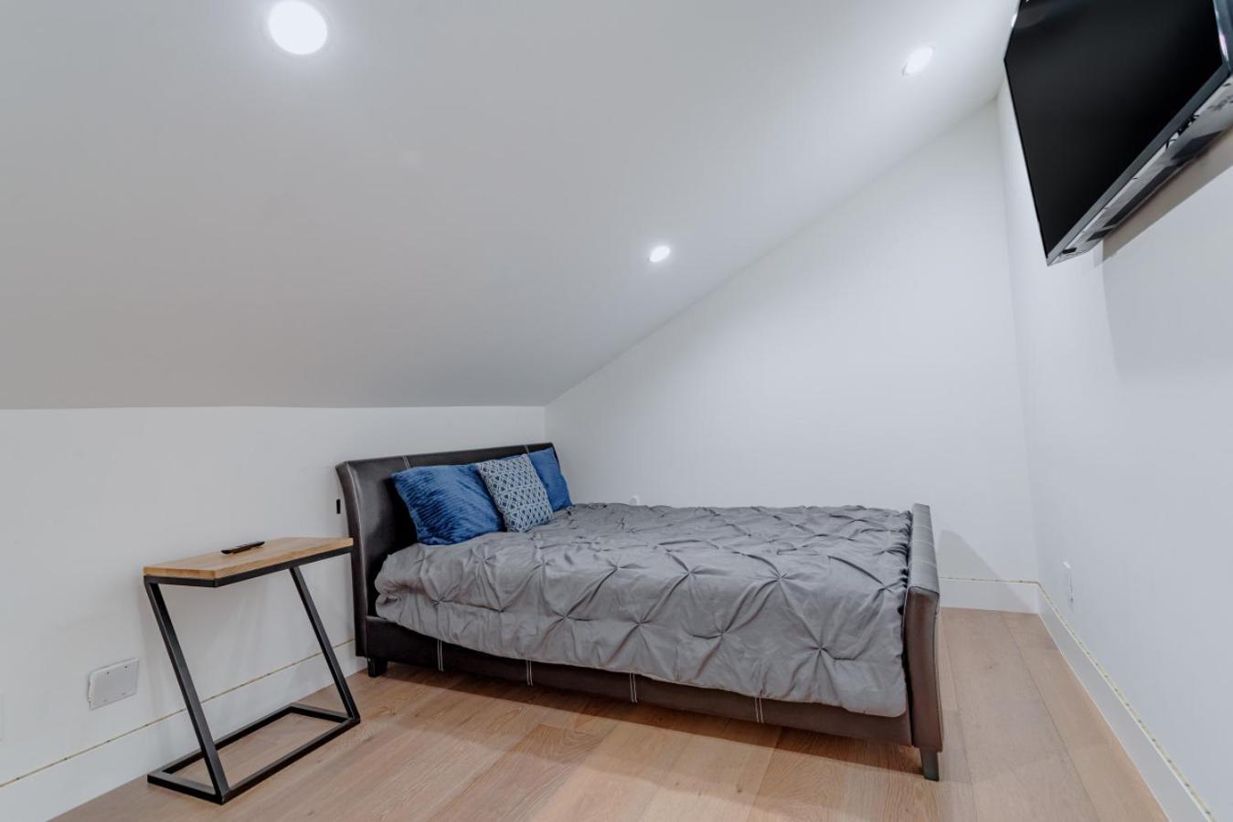 Contemporary Elegance Sleeps 16 Pool Hot Tub Holiday home Los Angeles