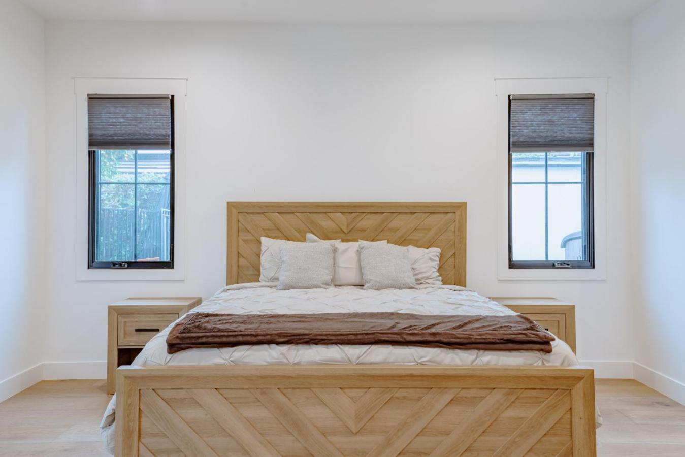 Holiday home Contemporary Elegance Sleeps 16 Pool Hot Tub