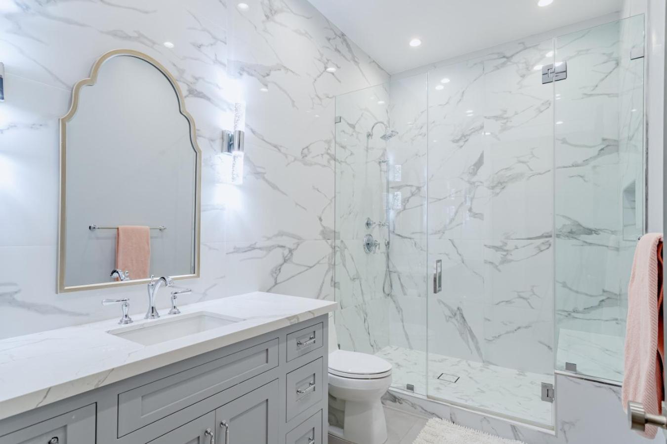 Contemporary Elegance Sleeps 16 Pool Hot Tub Holiday home Los Angeles