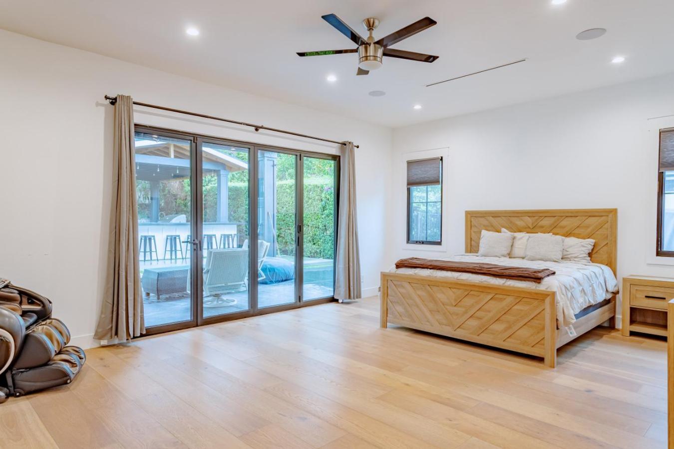 Contemporary Elegance Sleeps 16 Pool Hot Tub *
