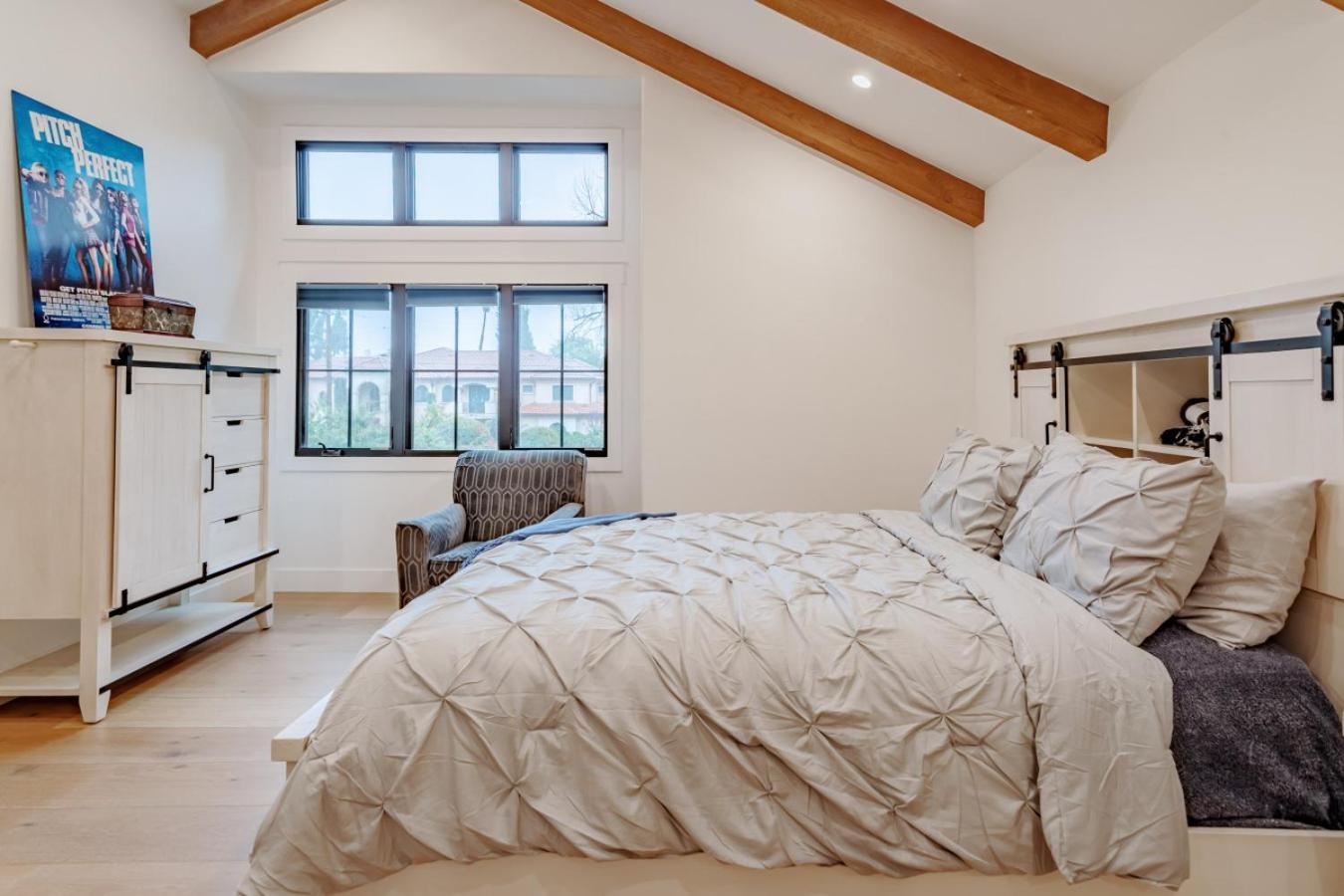 Holiday home Contemporary Elegance Sleeps 16 Pool Hot Tub