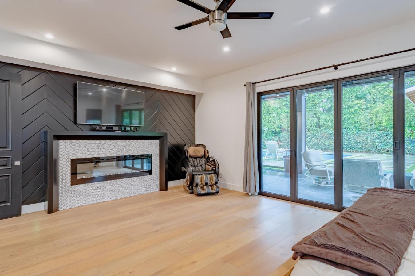 Holiday home Contemporary Elegance Sleeps 16 Pool Hot Tub *