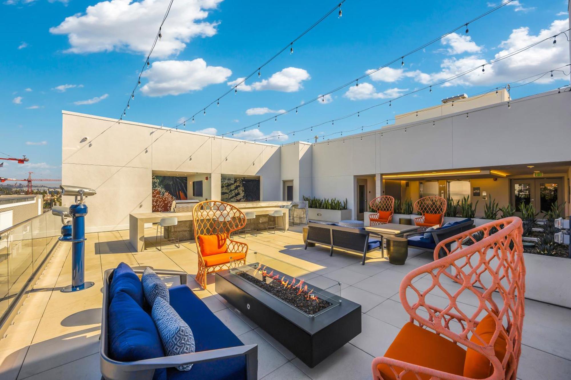 One Lux Hollywood View La *